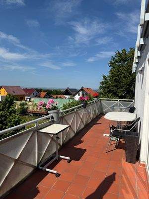 Balkon (Zugang über Wohnzimmer)