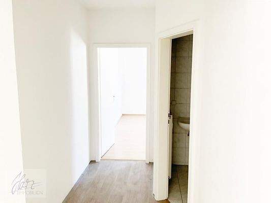 Flurbereich mit Blick Richtung Bade- und Schlafzimmer