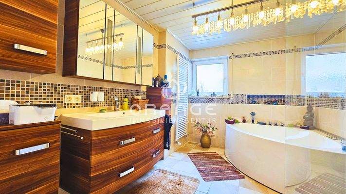 EG:Bad mit Whirlpool-Badewanne 