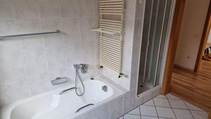 Detail Dusche und Wanne im Bad 