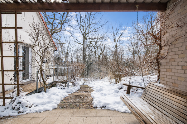 Blick von der Terrasse in den Garten