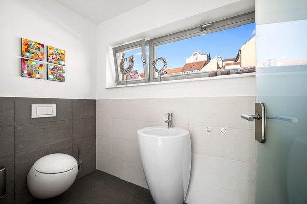 Separates WC im Badezimmer