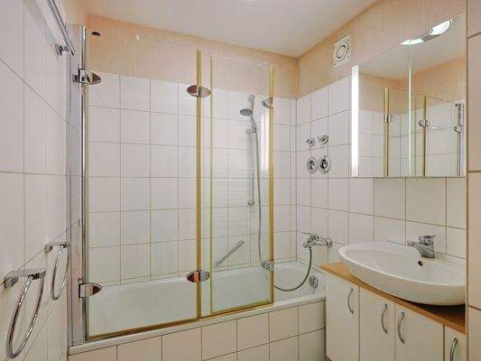 Helles Bad mit Badewanne