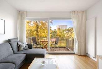 Wohn- und Essbereich mit Parkblick