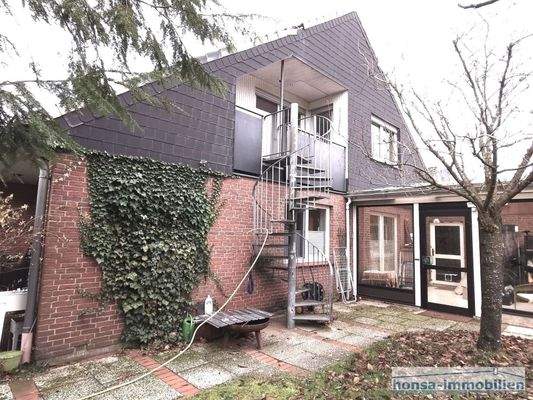 Außenzugang zur Loggia im Obergeschoss und Wintergarten