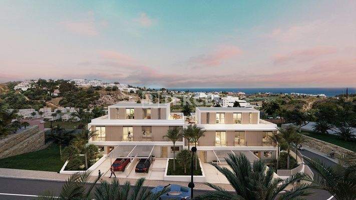 New Houses with Functional Interiors Close to Golf in Estepona