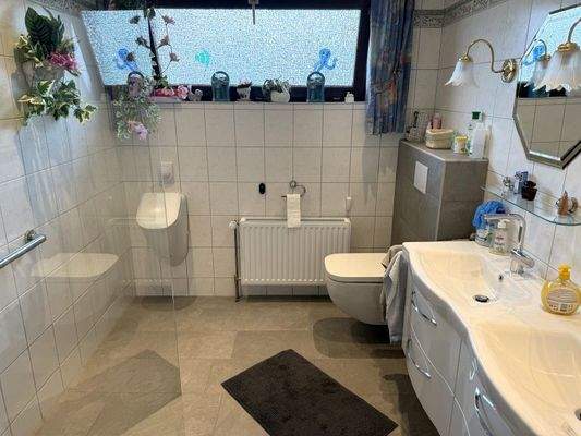 Bad mit begehbarer Dusche