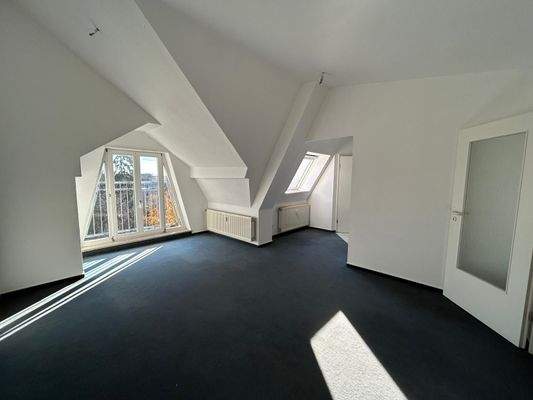 lichtdurchflutetes Wohnzimmer