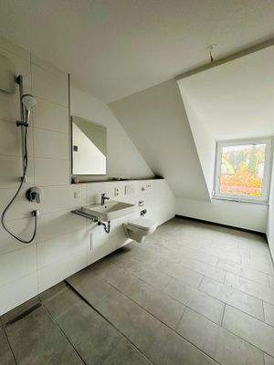 Bad mit Dusche-WC und Waschmaschinenanschluss