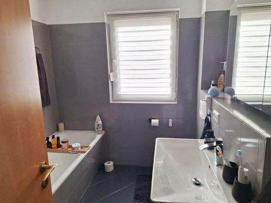 EG Bad mit Wanne u. Dusche