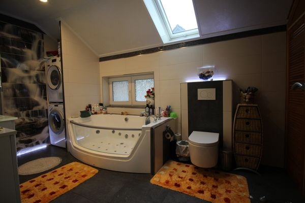 4-OG Badezimmer Jacuzzi Badewanne