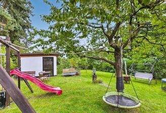 Blick in den Garten und Rückansicht Garage