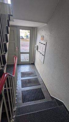 Treppenhaus mit Haustür