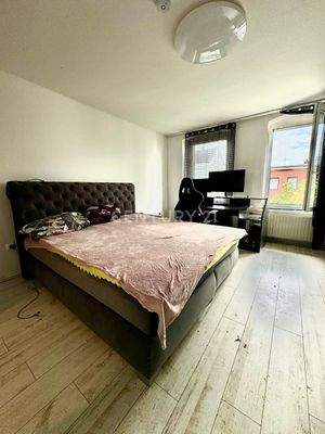 Elternschlafzimmer mit angrenzendem...