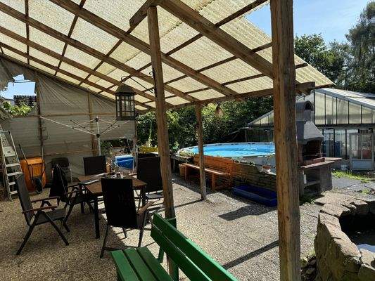 überdachte Terrasse mit Pool und Gewächshaus 