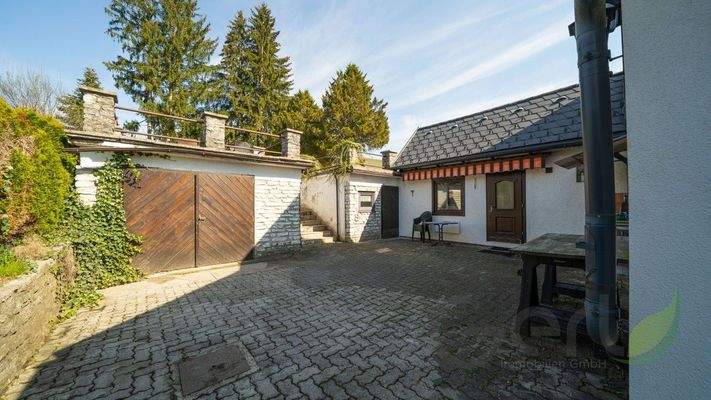 Innenhof mit Garage, Erdkeller und Zubau