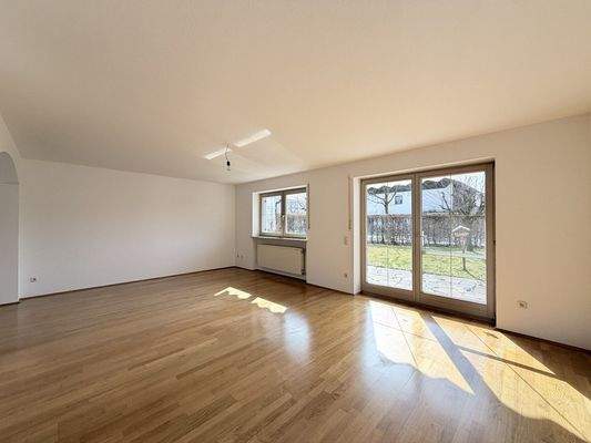 Wohnzimmer mit Zugang zur Terrasse