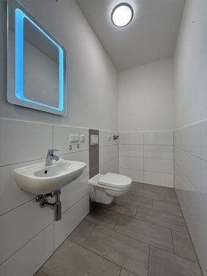 Gäste-WC mit Waschmaschinenanschluss