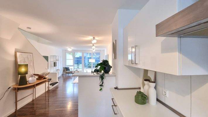 Blick von der Küche in Wohnbereich