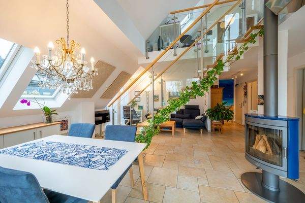 Wunderschöner Wohn- und Essbereich mit Panorama Kamin