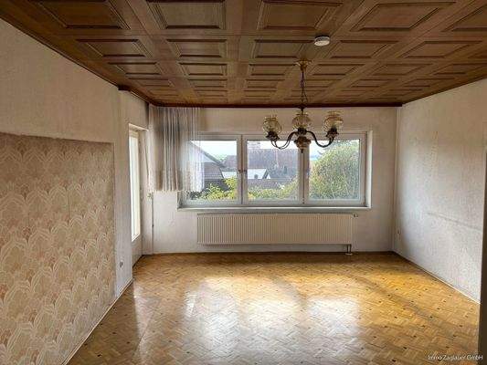 Helles, großzügiges Wohnzimmer mit direktem Zugang zur Terrasse