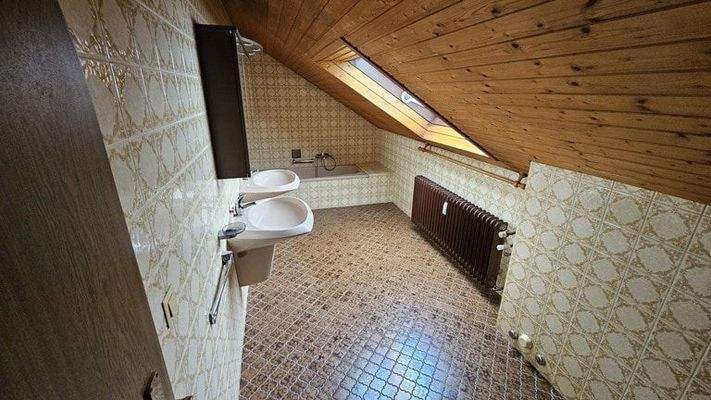 Badezimmer im DG mit Wanne