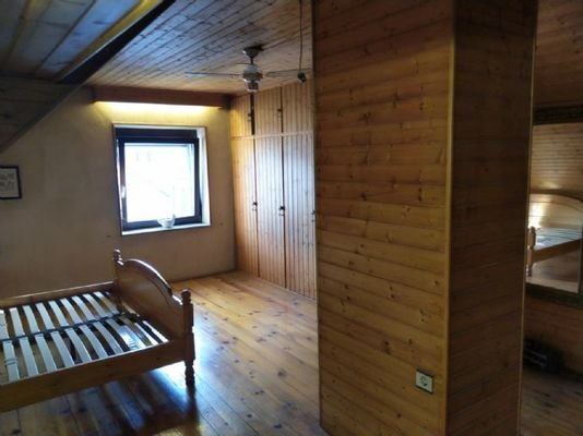 großes SZ mit Einbauschränken im OG