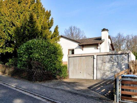 Außenfoto mit Blick auf die Garage