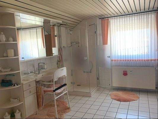 Badezimmer mit Dusche