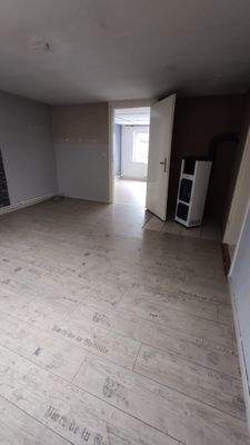 Wohnzimmer mit Kamin Anliegerwohnung