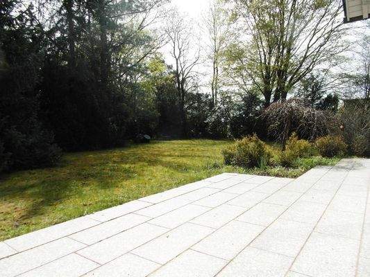 Großzügige Terrasse im Süden