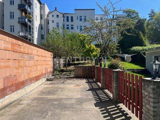 Terrasse mit angrenzendem Garten