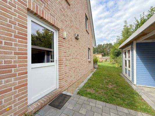 seitlicher Hauseingang in den Technikraum & Geräteschuppen mit Wallbox