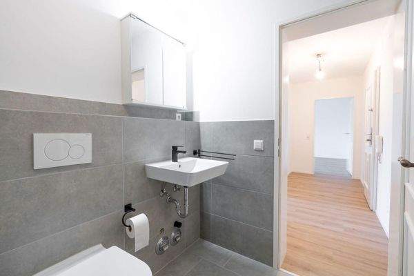 Badezimmer mit Blick zum Flur