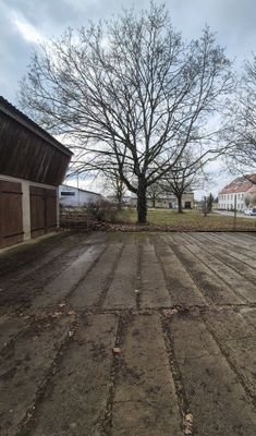 Garagen und Parkplatz