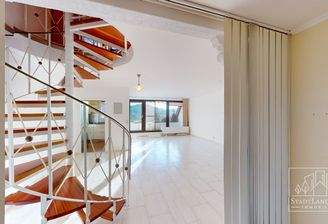 3. OG - Wohnzimmer mit Aufgang zum DG