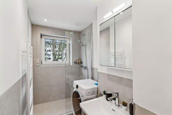 Badezimmer mit Waschtrockner