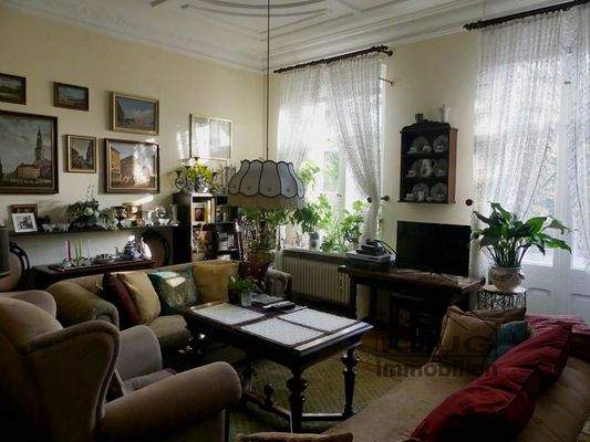 Wohnzimmer mit Balkontür