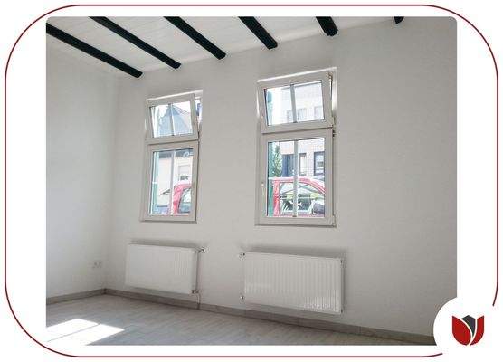 Erdgeschoss: Heller Wohn-/Essbereich mit Balkon