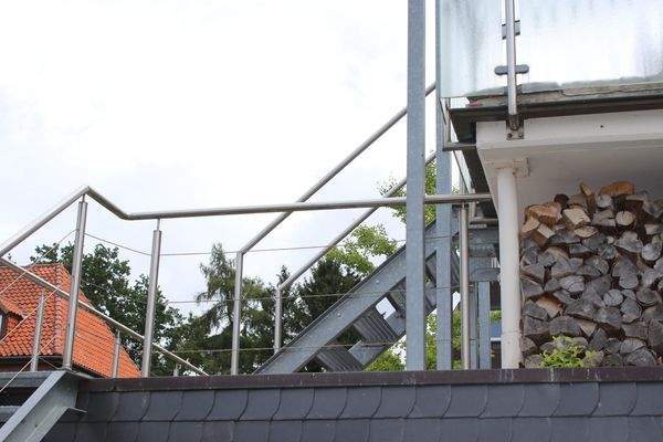 Treppe vom DG auf die Terrasse EG, in den Garten, Holzlagerung