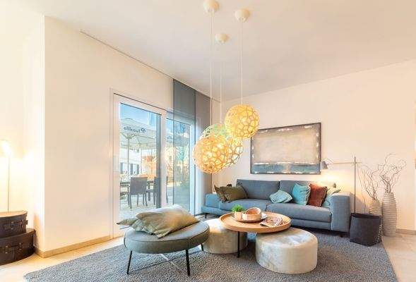 Moderne, helle Wohnlounge