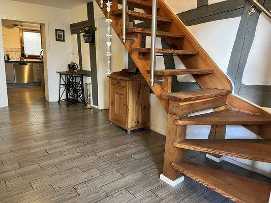 große Diele/Flur mit Holztreppe ins Dachgeschoss