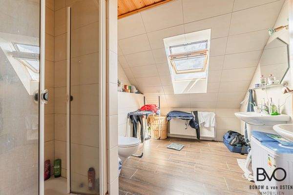 Helles Tageslichtbad mit Dusche und Dachfenster