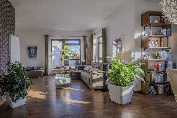 Wohnbereich mit Zugang zur Dachterrasse