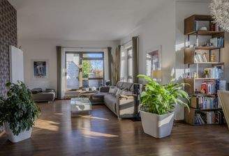 Wohnbereich mit Zugang zur Dachterrasse