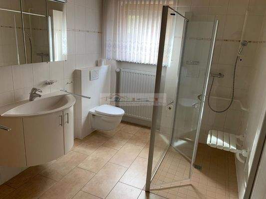 Haus 1 Badezimmer mit großer Dusche