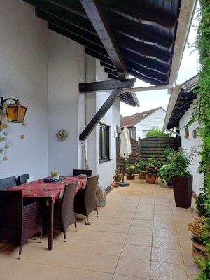 teilüberdachte Terrasse