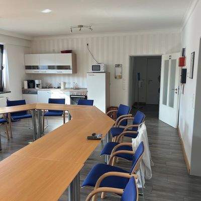 Großes Büro mit Küchenzeile