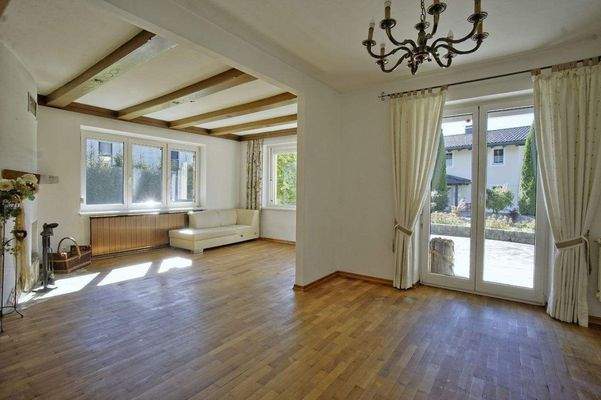 gemütlicher Wohnraum mit Kamin