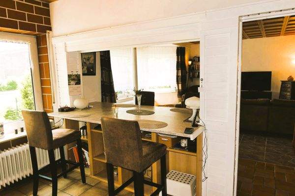 Blick von der Küche ins Wohnzimmer